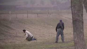 Pe lângă drum, pe lângă gard: Doi bărbați din Ungheni au fost surprinși după ce au ieșit de la cârciumă (VIDEO)