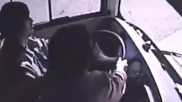 O pensionară din China a provocat un accident rutier pentru că nu a primit rest de la șoferul unui autobuz (VIDEO)