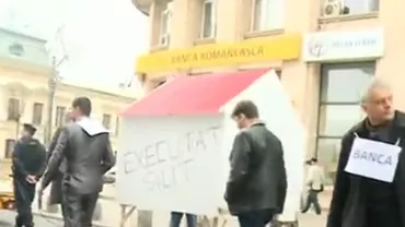 Sute de oameni cer adoptarea legii dării în plată: Protestatarii au aruncat cu monede în sediul BNR (VIDEO)