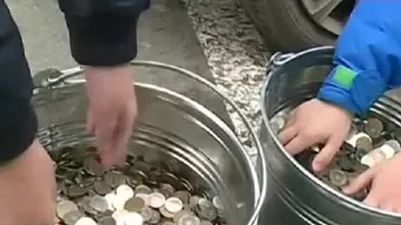 Constanța: Un bărbat și-a plătit rata de 2.600 lei cu două găleți pline cu monede de 10 și 50 de bani
