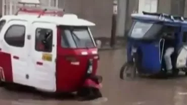 Un autobuz din Peru merge prin apă, pentru că în regiune plouă din luna decembrie a anului trecut