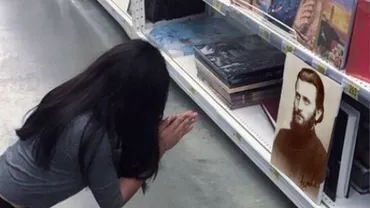Arsenie Boca a ajuns în supermarket: O tânără s-a pus în genunchi în mijlocul unui magazin și s-a închinat la o pictură cu Părintele (FOTO)