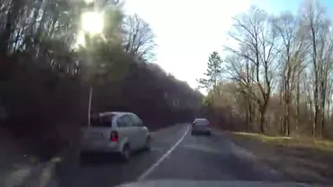 Buzău: Depăşire riscantă pe un drum național. Doar câțiva centimetri au făcut diferenţa dintre viaţă şi moarte (VIDEO)