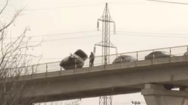Un șofer a ajuns cu mașina suspendată într-un parapet, în timp ce se grăbea să ajungă la un interviu de angajare