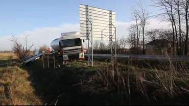 Hunedoara: O autocisternă şi un autoturism s-au ciocnit violent pe DN 66 (FOTO)