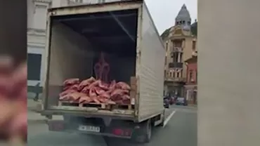 Arad: Carne de porc, transportată pe paleţi de lemn, într-un camion ruginit și fără uși