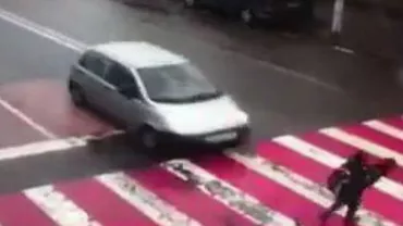 Un individ cu probleme psihice a spulberat cu maşina un grup de copii (VIDEO)