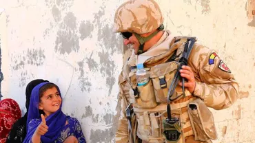 "Fericirea cea mai mare este atunci când vezi zâmbetele pe chipurile copiilor": Un militar român aflat în Afganistan oferă "siguranță" micuților afgani (FOTO)