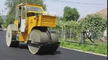 Bine faci, rău primești: Autoritățile le-au deschis dosar penal unor săteni din Iași care și-au asfaltat singuri drumul (VIDEO)
