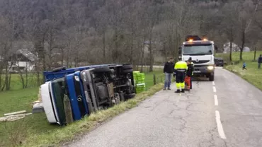 Un camion înmatriculat în România s-a răsturnat pe o şosea din Franţa