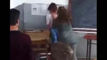 IMAGINI ȘOCANTE: Două eleve dintr-un liceu din Vâlcea s-au snopit în bătaie în timpul orelor (VIDEO)