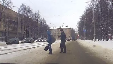 Un polițist din Belarus s-a aruncat în fața unei mașini pentru a salva un copil (VIDEO)
