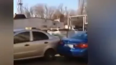 Rusia: O femeie a lovit 17 mașini încercând să parcheze (VIDEO)