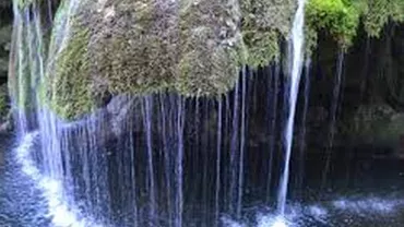 Minunile naturii: Cascada Bigăr a oferit imagini rare în urma topirii zăpezilor (VIDEO)