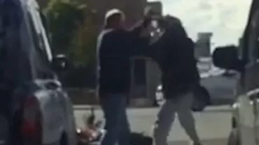 Pumni și picioare în trafic: Un biciclist l-a luat la bătaie pe un taximetrist după ce s-au acroșat (VIDEO)
