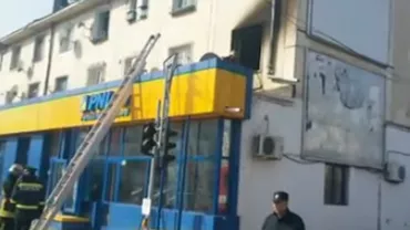 Sediul PNL Iași, la un pas să ia foc de la un apartament situat în același bloc (VIDEO)