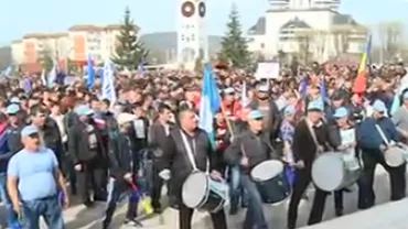Peste 10.000 de angajați ai Dacia au protestat la Mioveni. Oamenii sunt nemulţumiţi de tergiversarea construcţiei autostrăzii Piteşti-Sibiu (VIDEO)
