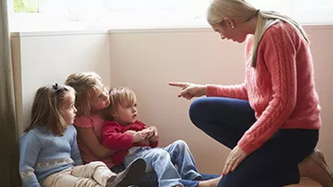 Vaslui: O educatoare a fost acuzată că a lovit o fetiță și că a încercat să acopere urmele de pe fața acesteia cu fond de ten (FOTO)