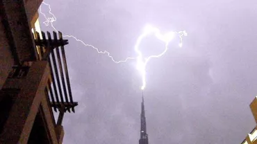 Imagini impresionante în Dubai: Cea mai înaltă clădire din lume, lovită de fulgere (VIDEO)