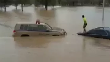 Operațiune de salvare în Oman: Un bărbat a ieșit pe trapa mașinii blocate în apă și a sărit pe capota vehiculul poliției care l-a preluat în siguranță (VIDEO)