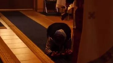 "Se târăște, spune că ceva îi umblă prin corp. Mâna nu o poate mișca să facă cruce": O femeie este exorcizată la biserica jandarmilor din Bacău, după ce medicii nu au avut diagnostic pentru stările sale (VIDEO)