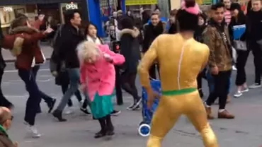 Spectacol pe stăzile din Marea Britanie: O bătrânică dansează alături de un grup de artiști (VIDEO)
