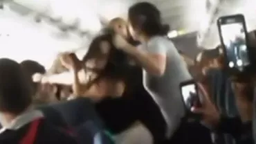 Imagini șocante la bordul unui avion: Cinci femei s-au luat la bătaie (VIDEO)