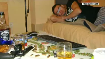 Românul care a şocat Spania când a jefuit o bancă se pozează cu pistolul şi gloanţele pe masă (VIDEO)