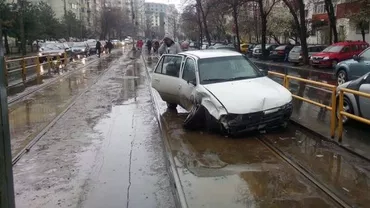 Accident în Capitală:  O mașină a derapat și a intrat pe șinele tramvaiului 41, rupând gardul de protecție (FOTO + VIDEO)