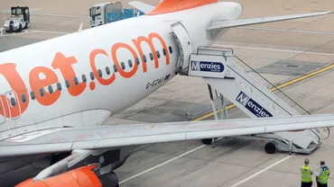 O cheie franceză a fost uitată în aripa unui avion EasyJet: Zborul a fost anulat imediat ce un pasager a făcut sesizarea (FOTO)