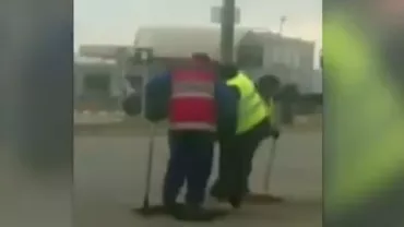 Lucrare în bătaie de joc: Muncitorii din Buzău toarnă asfalt, apoi îl bătătoresc cu picioarele (VIDEO)