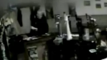 Furie de șomer: Un bărbat a devastat două clădiri după ce a fost concediat (VIDEO)