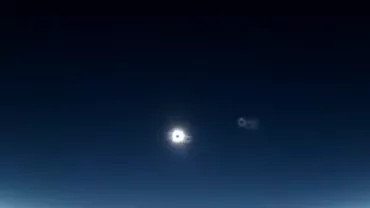 Pasagerii unui avion au văzut eclipsa totală de Soare dintre nori (VIDEO)