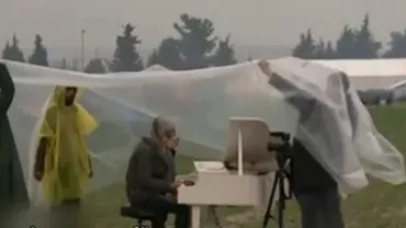 Artă în vremea războiului: Un artist chinez a dăruit un pian unei refugiate din Siria (VIDEO)