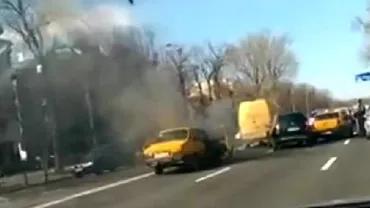 O maşină a luat foc pe Bulevardul Aviatorilor din Capitală. Șoferul a scăpat nevătămat (VIDEO)