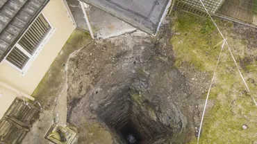 Marea Britanie: Un crater de peste 90 de metri a înghițit jumătate din grădina și o parte din garajul unui localnic (VIDEO)