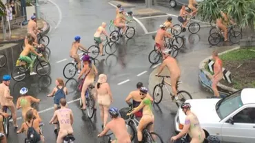 Sute de bicicliști au pedalat dezbrăcați: Protest neobișnuit în Australia (VIDEO)