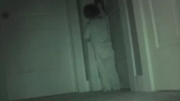 Un băiețel în vârstă de 2 ani reușește să descuie o ușă cu ajutorul unei unghiere și să fure jucării din camera surorii sale (VIDEO)