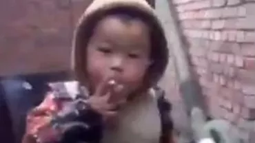 Un băiețel a fost suprins fumând sub privirile nepăsătoare ale tatălui său: Imagini șocante în China (VIDEO)
