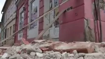 Brașov: Două persoane au ajuns la spital după ce au fost lovite de o bucată de zid desprinsă dintr-o clădire aflată în reparații (VIDEO)