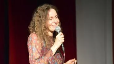 Terapie cu soția premierului: Valerie Cioloș a explicat la un seminar cât de utilă este muzica pentru sănătate (VIDEO)