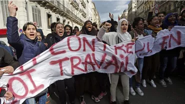 Școlile din Paris sunt blocate: Poliția franceză a lansat gaze lacrimogene asupra liceenilor care protestează împotriva reformelor care nu le permit să câștige bani din orele suplimentare (FOTO, VIDEO)