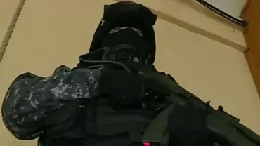 "Doamna a fost zâmbitoare, relaxată, chiar primitoare". Primele declarații ale polițiștilor confundați cu stripperi: "A fost puţin surprinsă, crezând că este o surpriză sau o farsă de 8 martie"