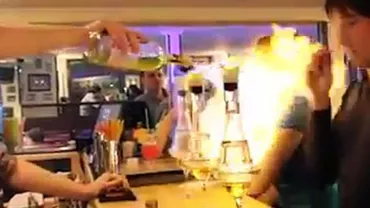 Părul unei femei a luat foc din cauza neatenției barmanului: Momente de groază într-un local din Moscova (VIDEO)