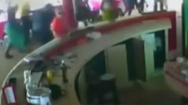 O cameră de supraveghere surprinde momentul în care un bărbat este omorât de teroriști, în atacul de la hotelul din Coasta de Fildeș (VIDEO)