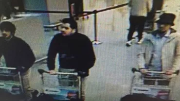 Primele imagini cu teroriștii care s-au detonat pe aeroportul Zaventem din Bruxelles (FOTO)