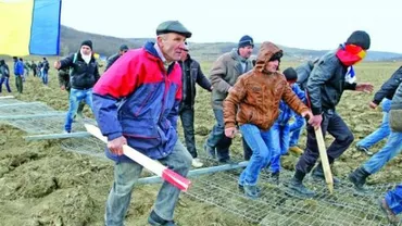 Sătenii din Pungești nu pot scăpa nici după referendum de primarul care le-a trădat interesele. Autoritățile nu găsesc soluții pentru că două legi aflate în vigoare se contrazic