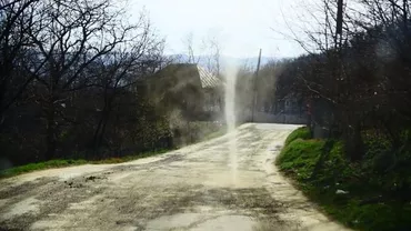 Buzău: O minitornadă a fost surprinsă pe un drum comunal din Bozioru (VIDEO)