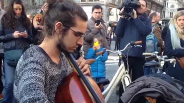 Manifestări de solidaritate, după atacurile din Bruxelles. Un tânăr a ales să cânte la violoncel, iar alții au scris mesaje cu cretă colorată (VIDEO, FOTO)
