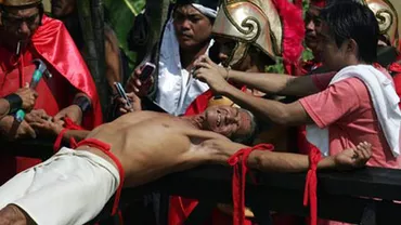 Ritual sângeros: În Vinerea Mare, catolicii din Filipine se lasă crucificați și se autoflagelează (VIDEO)